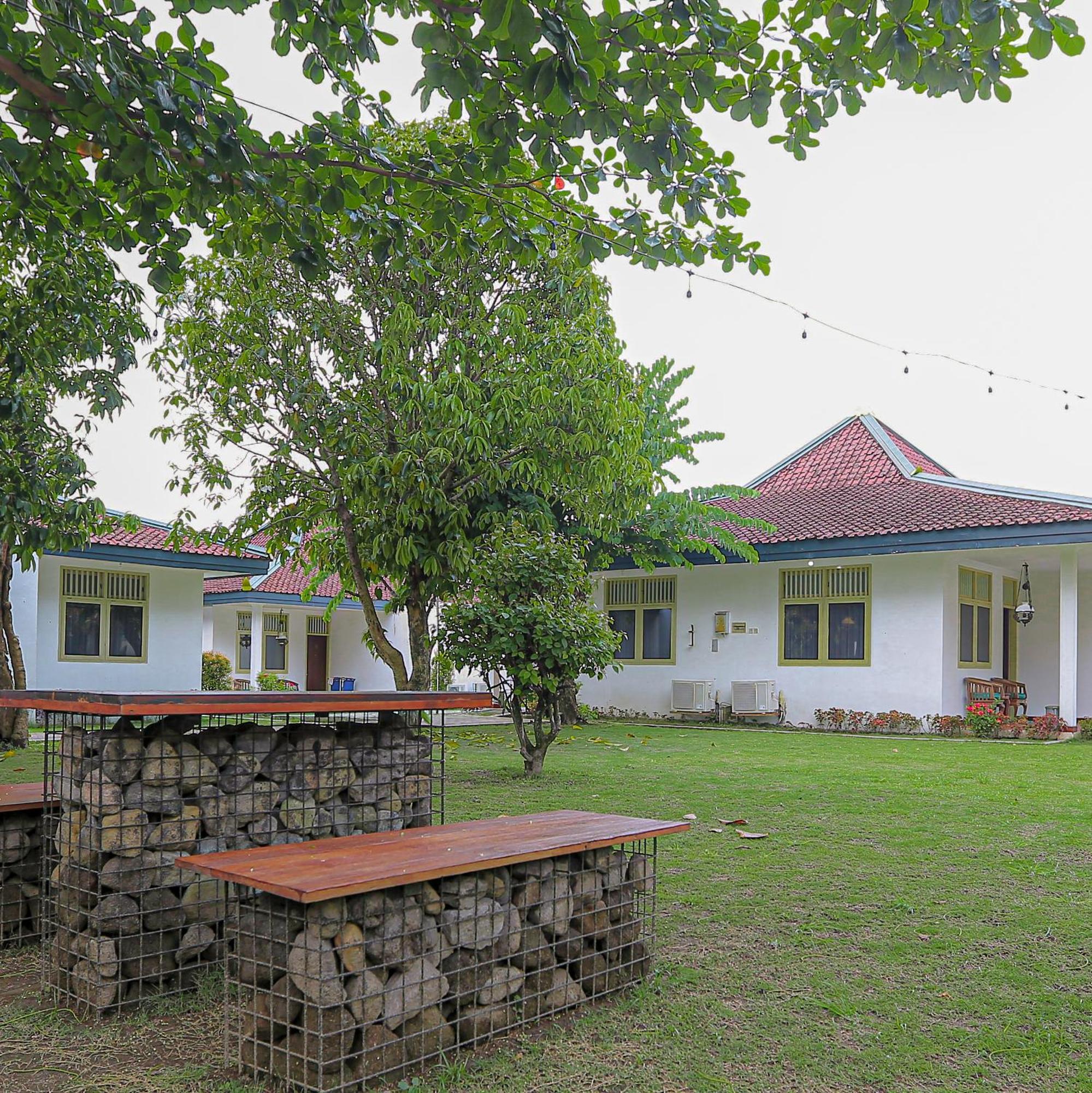 Royal Brongto Hotel Γιογκιακάρτα Εξωτερικό φωτογραφία