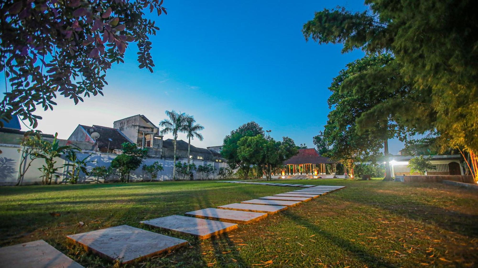 Royal Brongto Hotel Γιογκιακάρτα Εξωτερικό φωτογραφία