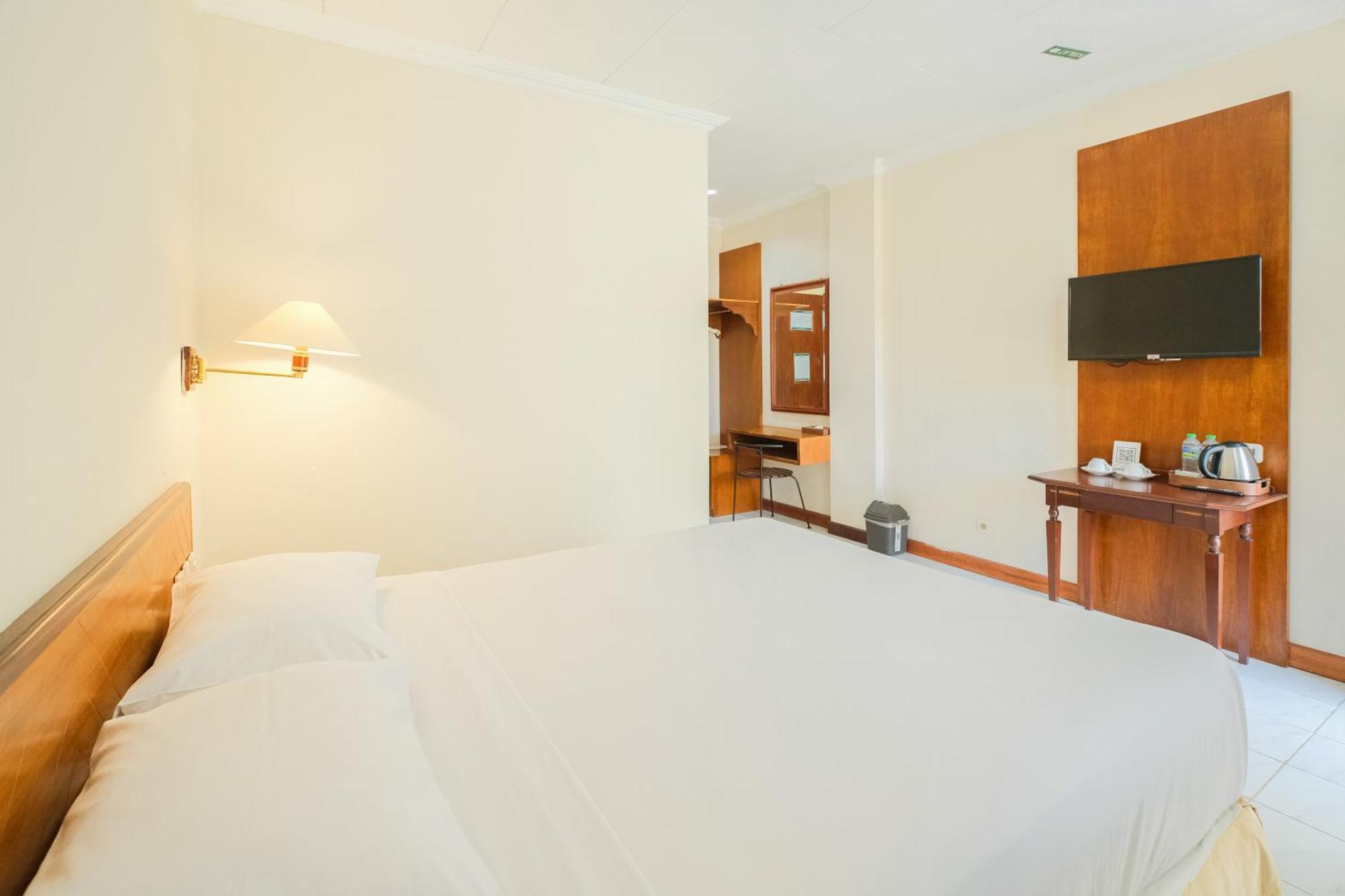 Royal Brongto Hotel Γιογκιακάρτα Εξωτερικό φωτογραφία