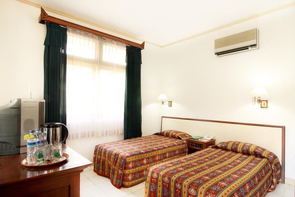 Royal Brongto Hotel Γιογκιακάρτα Εξωτερικό φωτογραφία